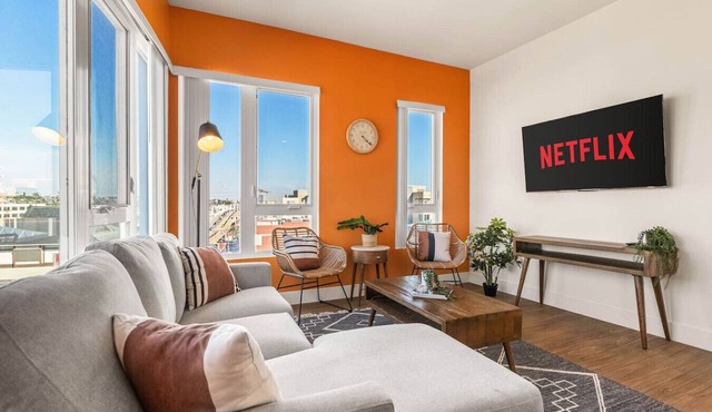 Stylish Haven with Scenic DTLA Views & Parking - Walking to Little Tokyo