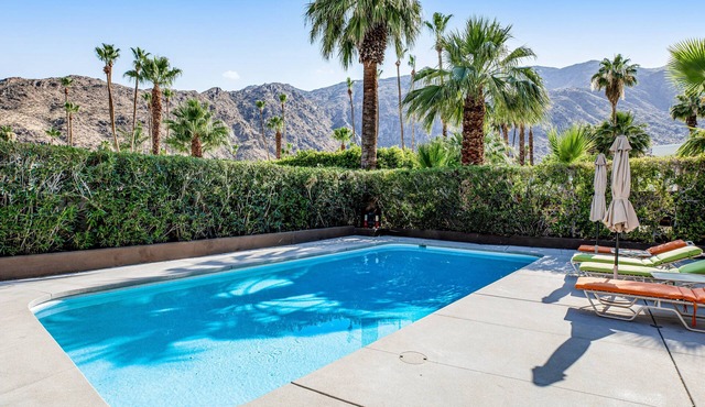 Stylish Mid-century gem near downtown with pool, hot tub, fire table & WiFi