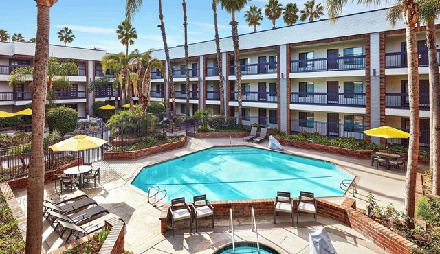 Suite with Whirlpool & Breakfast | Pool Days & Orange County Getaways
