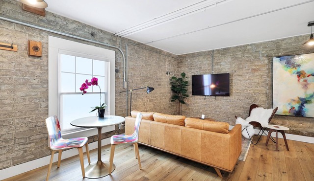 Summit Lofts+Brick walls+King Suite+Mt Shasta(101)