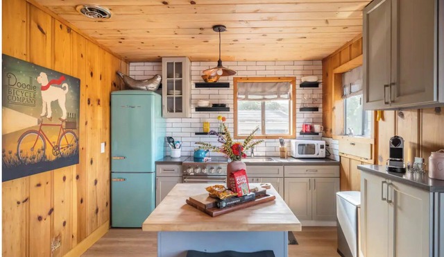 Sundog Cottage - Clean & Cozy - EV - Walk to Food & Beach - Fenced Yard for Dog