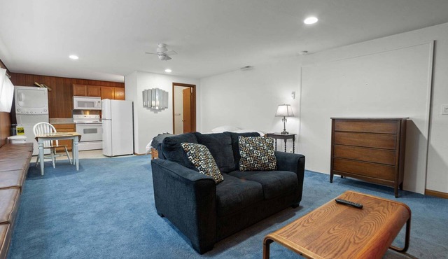 Sunflower Studio - 7 Minutes To Uo & 4 Minutes To Downtown 1 Bedroom Studio in Eugene