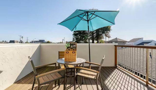 Sunny, Modern Cottage w/Stunning Views, Steps from Beach & Natural Bridges