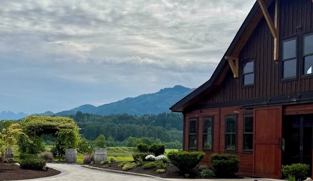 Superb 6-bedroom Estate in Monroe perfect for family getaways