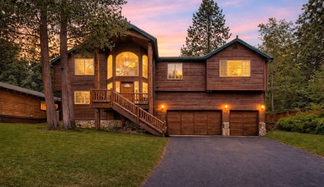 Tahoe Home Base: Hot Tub, Pool Table, Fireplaces