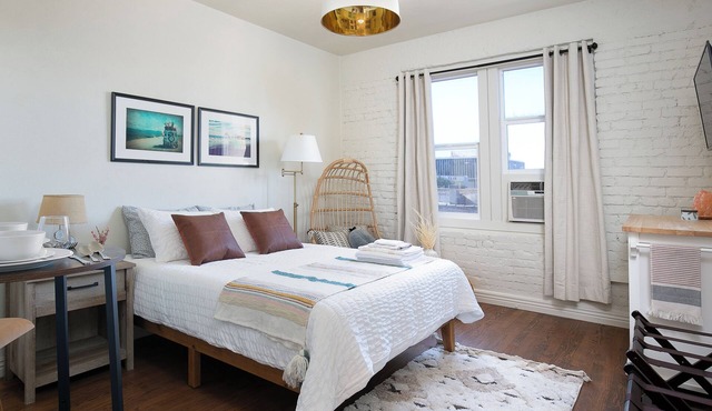 Terrific studio with AC in sunny Los Angeles