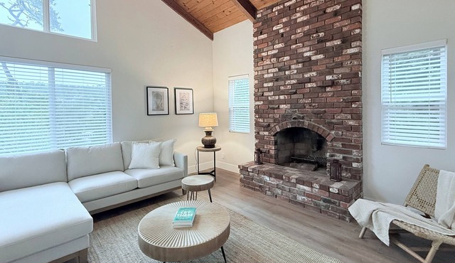 The Coastal Hideaway - Charming Upgraded Home in Scenic Cambria