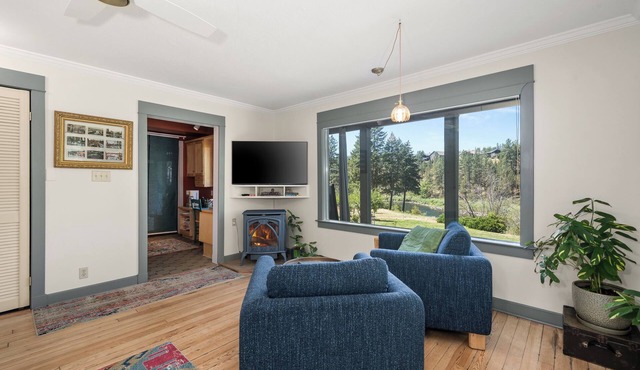 The Historic River Lodge - Your Private Riverfront Suite