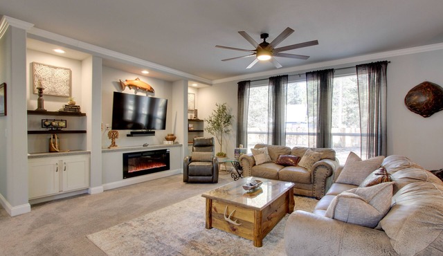 'The Hub' La Pine Vacation Rental - Dog Friendly!