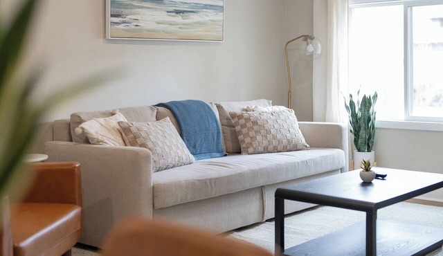 The Loft on 13th~Modern & Cozy!