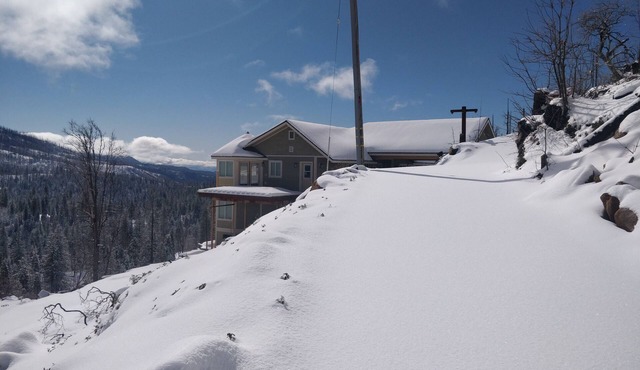The Logger's Retreat at Yosemite - Epic Views! - Family-Friendly - Hot Tub!