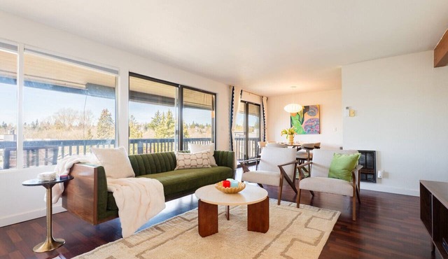The Mod House | Stylish 3BR Retreat Near UW