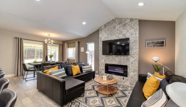 The Olive House: Charming 3BR Gem, Pet Friendly, Fully Gated, NearDowntown Shops