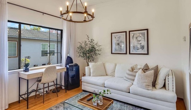 This house is a 1 bedroom(s), 1 bathrooms, located in Mountain View, CA.