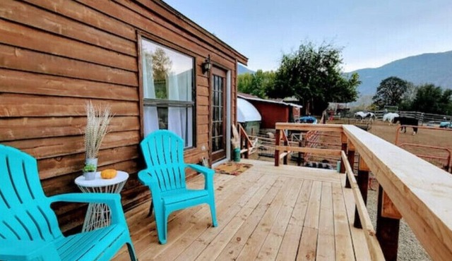 Tiny house experience with horses, goats and pigs. Near Sequoia National Park