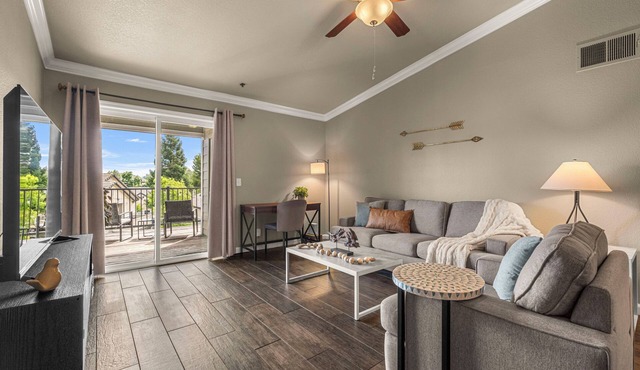 Top Floor KING 2bd/2ba, Walk to Downtown & Trails + EV Charger, Relaxing Suite