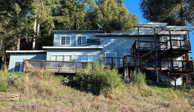 Tranquil 2-bedroom country house on beautiful Bear Buttes with 40 mile views.