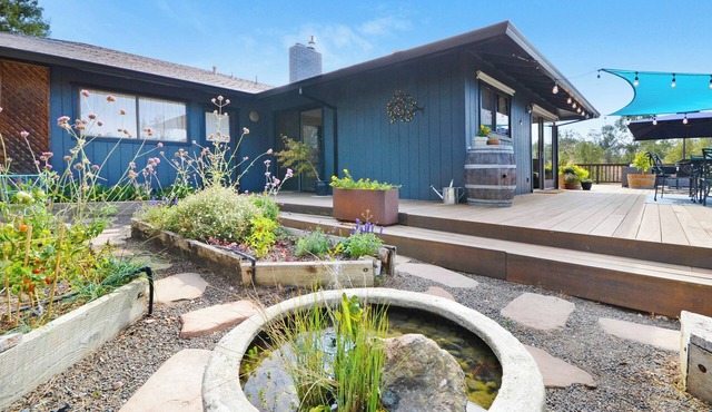 Tranquil 3-bedroom house with AC and vineyard views.