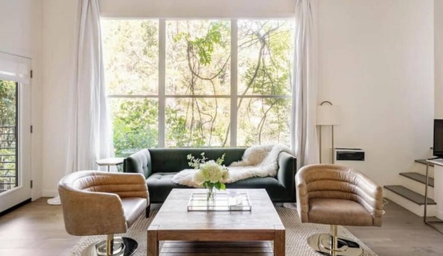 Treehouse studio, secluded & chic hiker’s paradise