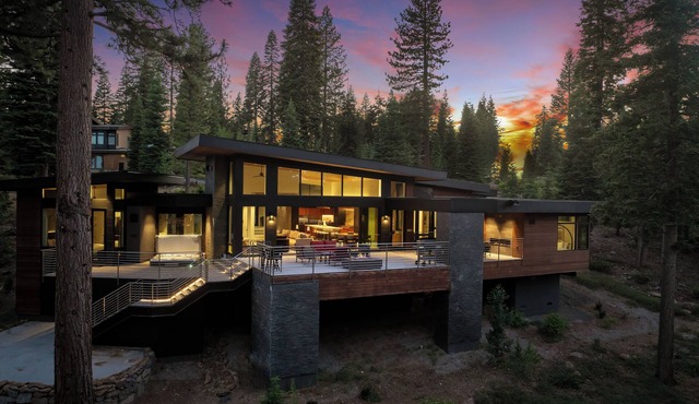 Truckee Pines/Mountain Views, Hot Tub & Fireplace
