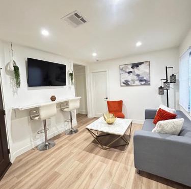 Two Apartments Together Near Dodger Stadium Sleeps up to 8