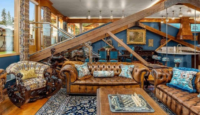 Two-bedroom Penthouse with rooftop BBQ, dining & hot tub.