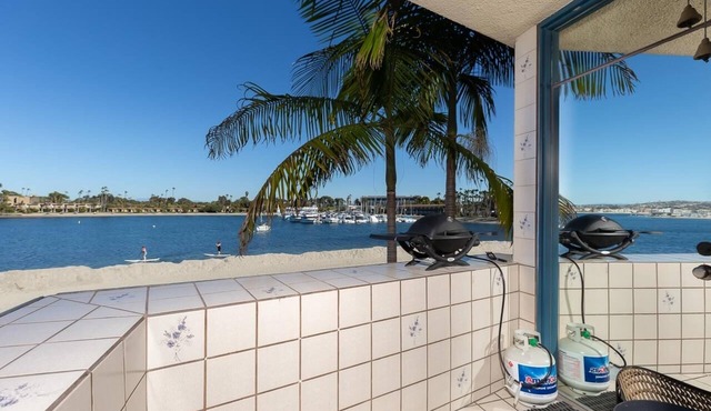 Two Bedroom, two bath, Waterfront Condo 30 day minimum's .