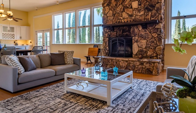 Union Road Schoolhouse-History and Elegance in Wine Country! Brand New Spa!