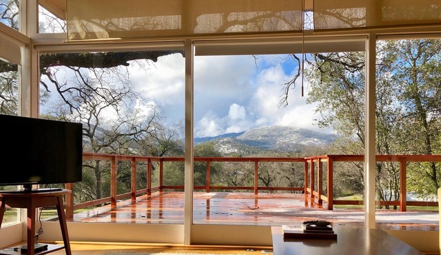 Unwind in the Yosemite Area. Inviting, Spacious And Modern Home with Hot Tub!