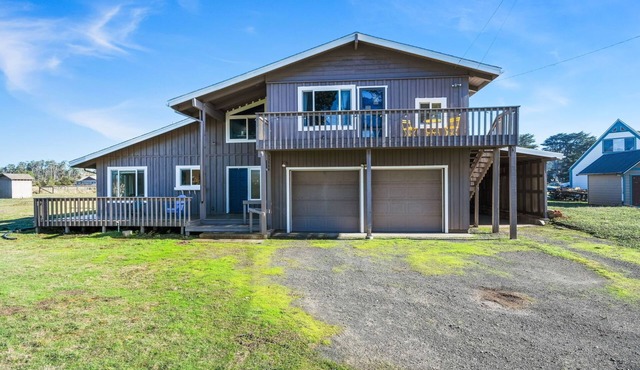 Updated 5BR ocean view villa in Mendocino - Fort Bragg with firepit & hot tub