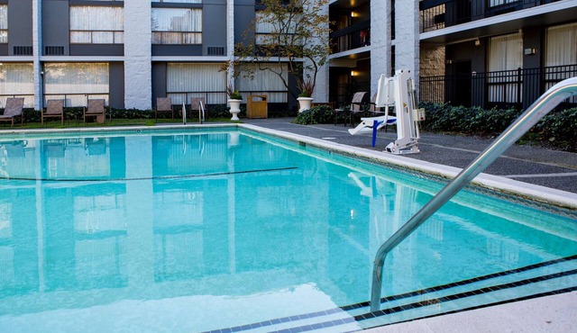 Upscale Multi-Bed Stay | Courtyard Pool | 1.2 mi to Bellevue Arts Museum in Bellevue