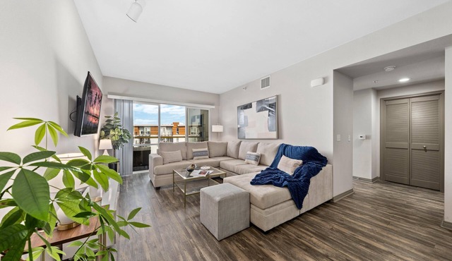 Venice Beach Lux Retreat: Coastal Apartment Haven