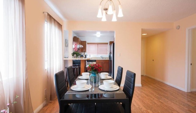 Very spacious 2 bedrooms + 2 bathrooms in Prime Santa Monica + free parking