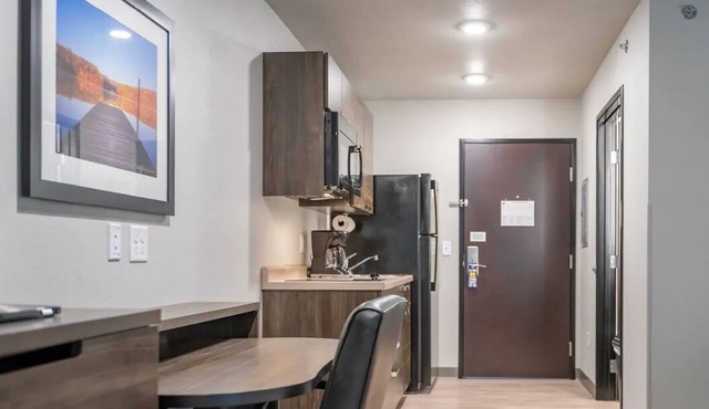 Vibrant 3-Room Home Close to Local Attractions & Entertainment