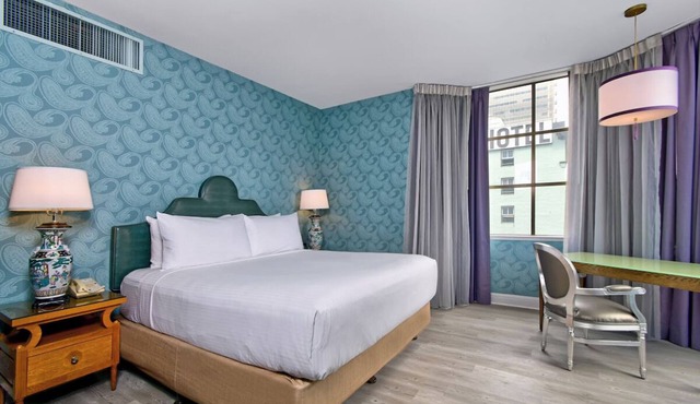 Victorian Charm, Rooftop Pool Access, Walk to Civic Attractions