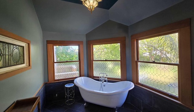 Victorian Charming 4-bedroom house with WiFi, AC in marvelous Eureka