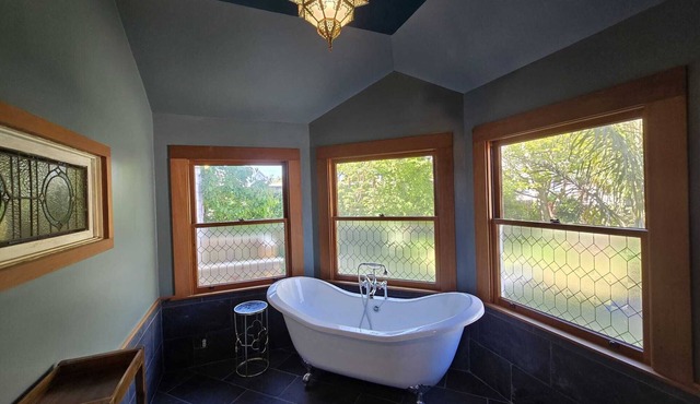 Victorian Charming 4-bedroom house with WiFi, AC in marvelous Eureka