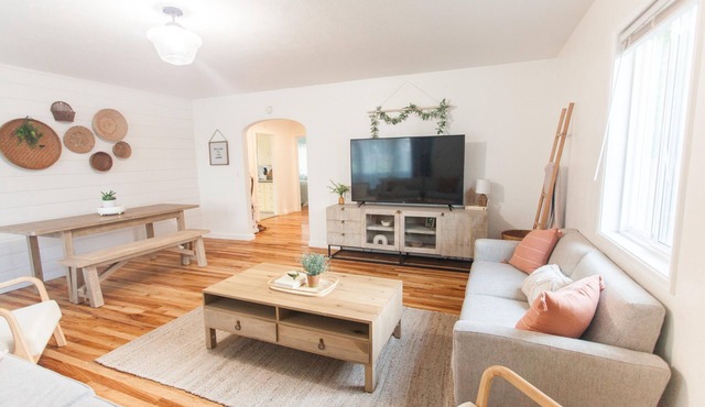 Vintage Home By Parks- 20 min to U of O - 8 min to Airport - Pet Friendly in Eugene