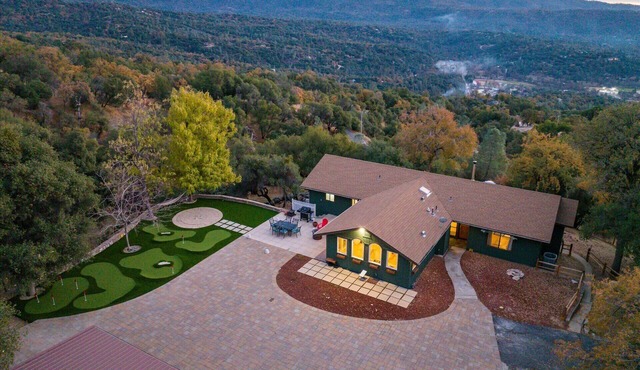 Vista Haven with stunning views/hot tub/mini golf!