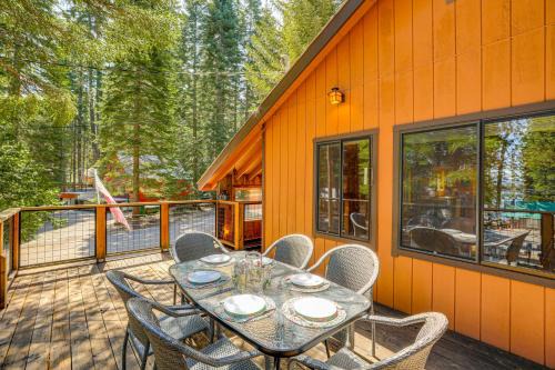 Walk to Lake Almanor: Prattville Cabin w/2 Decks!