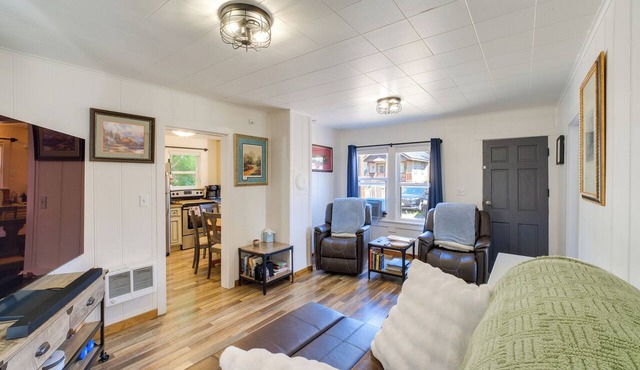 Walk to Shops & Eats! Central Cle Elum Escape