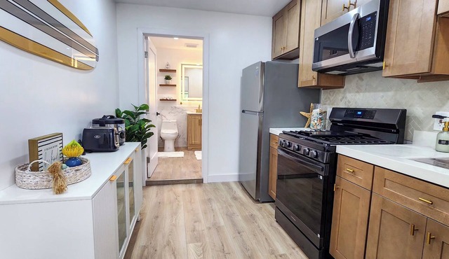 Walk to the beach, CURATED 1-bedroom guesthouse, KING BED, EV charger