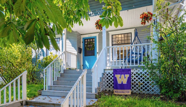 Walk to UW, Light Rail - 3BR Seattle Craftsman, AC, Gym, 24/7 Security, 2Parking
