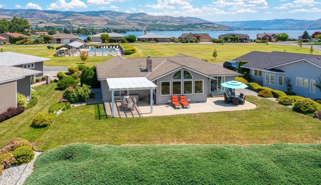 Wapato Point Pool Side Home Sleep 8, 3 Bed 2.5 Bath, Lake Views by Outdoor Pool