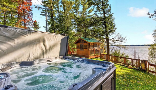 Waterfront 3-bedroom cottage with hot tub and AC in Gravenhurst