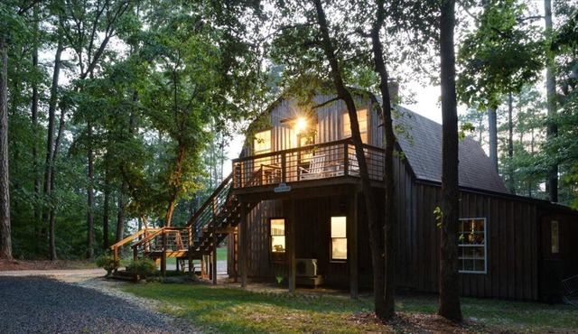Waterfront Barn Loft with Modern Cabin Vibe in Hebron