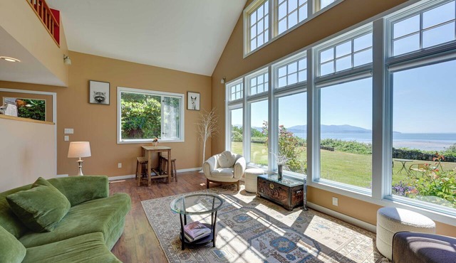 Waterfront Bellingham Bliss: Steps to Beach!