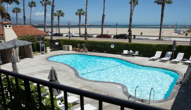 Waterfront Relaxation! Poolside Comfort, Gym Access & Harbor Trails!