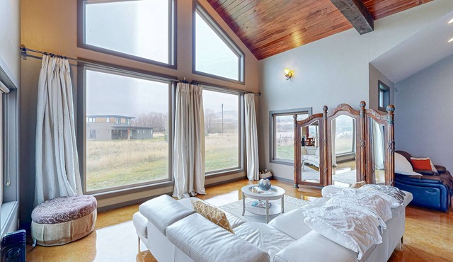Waterfront vineyard estate with private pool and incredible Gorge views