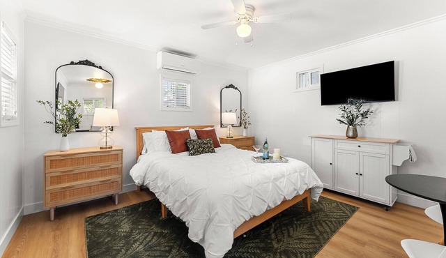 Welcome to this cozy, stylish escape- private guesthouse in beautiful Redlands